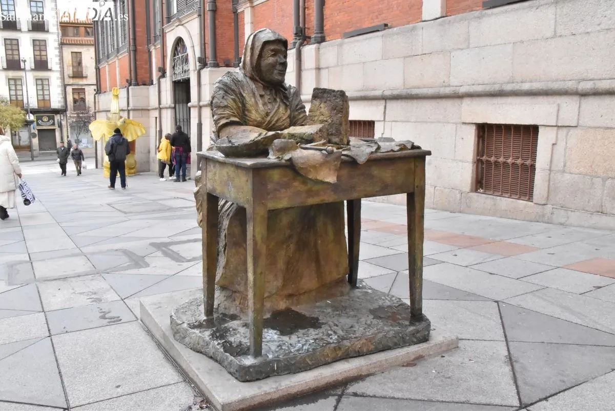 Estatua en honor a las turroneras en el Mercado Central de Salamanca | FOTOS: Vanesa Martins 