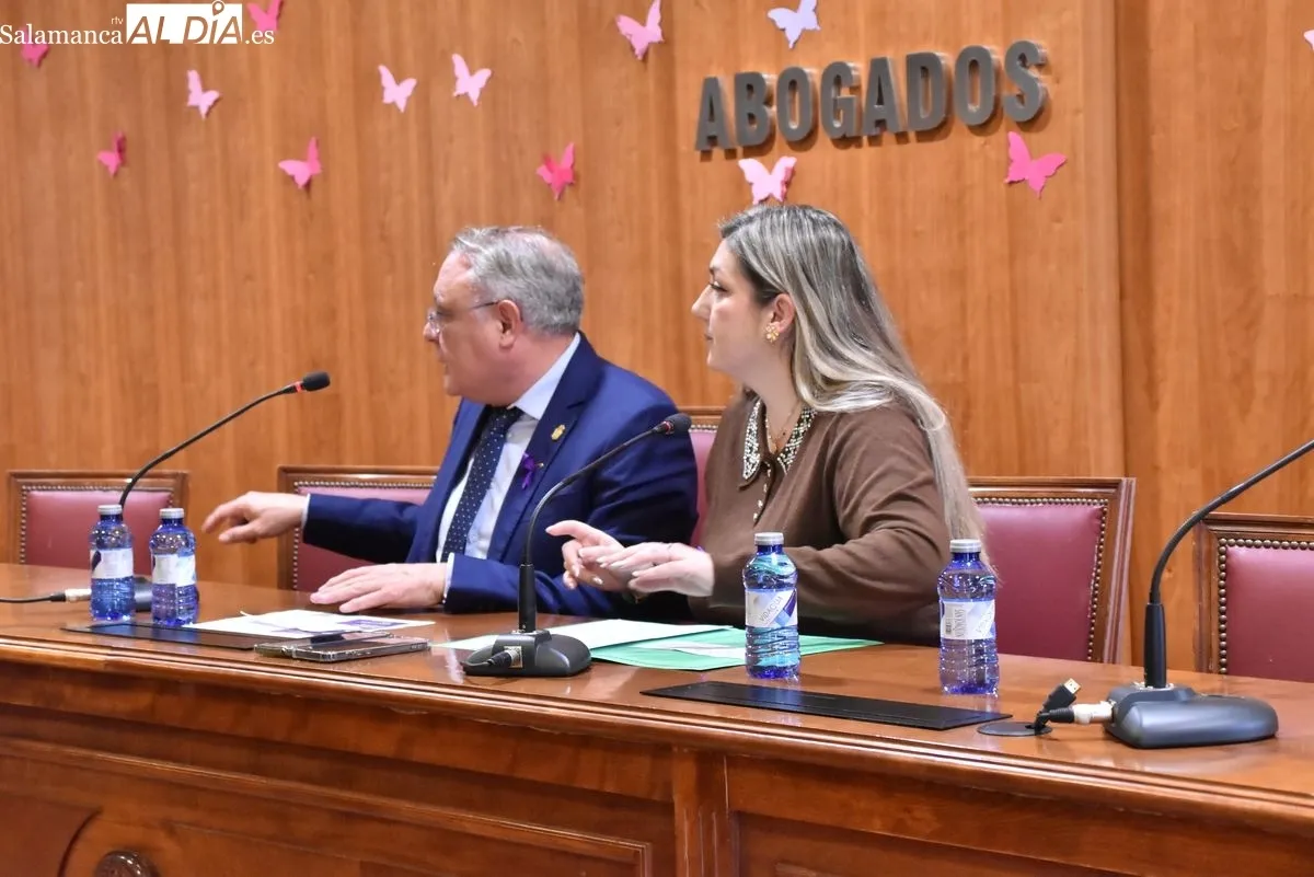 El Colegio de la Abogacía y el fútbol salmantino se unen en memoria de las 39 mujeres asesinadas en 2025 | FOTOS: Vanesa Martins 