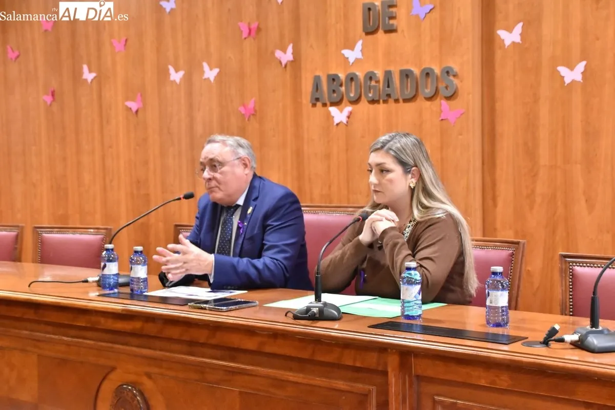 El Colegio de la Abogacía y el fútbol salmantino se unen en memoria de las 39 mujeres asesinadas en 2025 | FOTOS: Vanesa Martins 