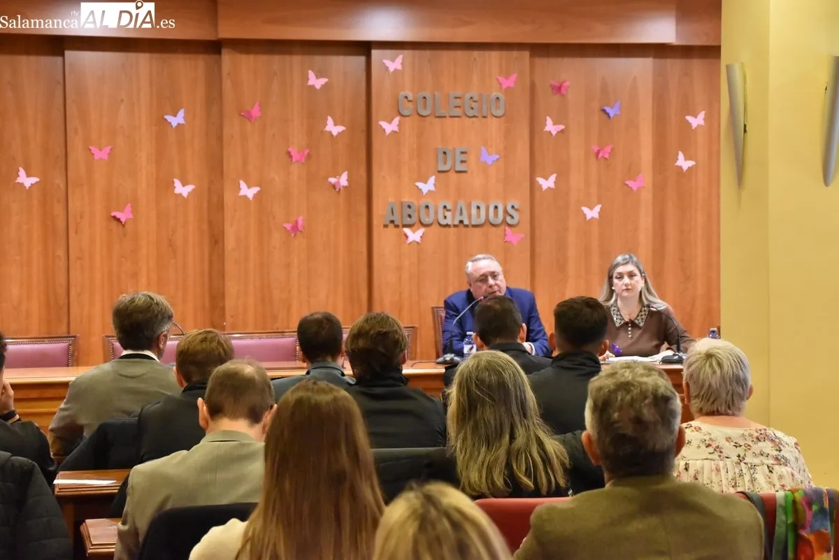 El Colegio de la Abogacía y el fútbol salmantino se unen en memoria de las 39 mujeres asesinadas en 2025 | FOTOS: Vanesa Martins 