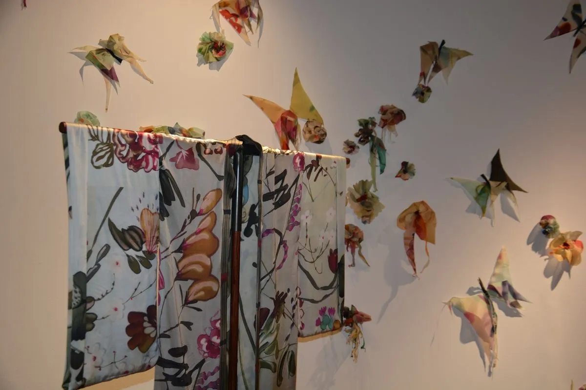 Foto 2 - FOTOS | Ana Zaragoz&aacute;, en el Centro Cultural Hispano-Japon&eacute;s, lienzo y seda con armon&iacute;a oriental