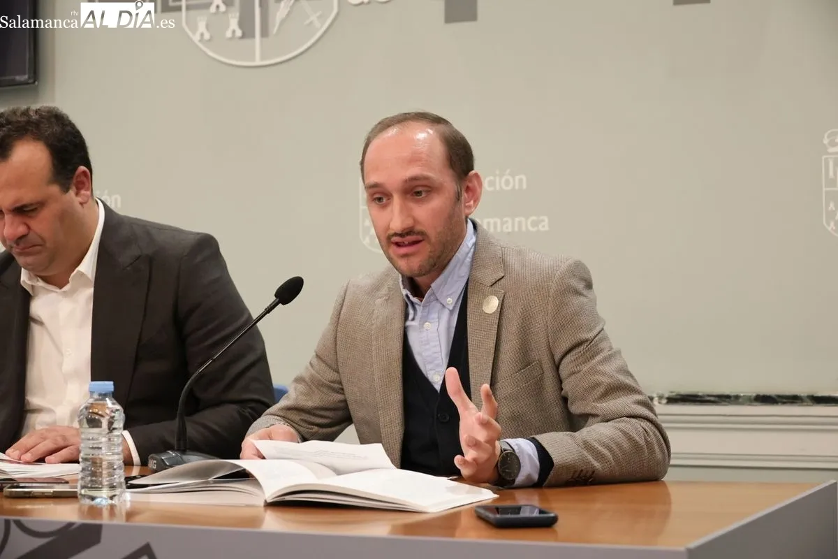 Presentación del libro 'Aires de Marzo', con el diputado de Cultura, David Mingo, y los autores  Antonio Cea y Raúl Benito. Foto de David Sañudo