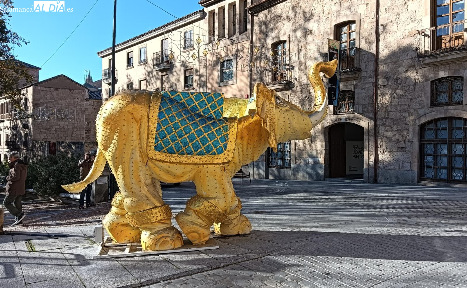 Multa de 750 euros por subirse a los elefantes de Navidad en Salamanca