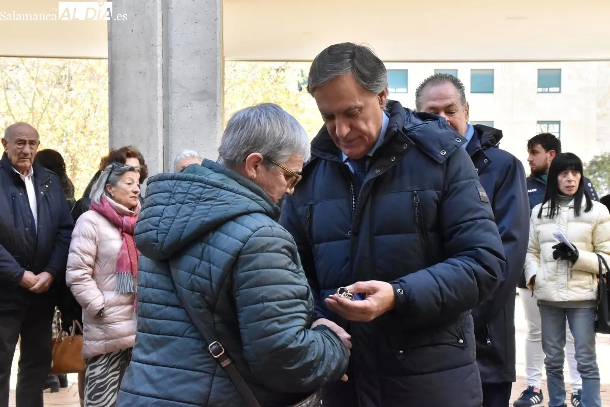 Emocionante entrega de las llaves de 48 viviendas para mayores y personas con movilidad reducida en Capuchinos. Foto de Vanesa Martins