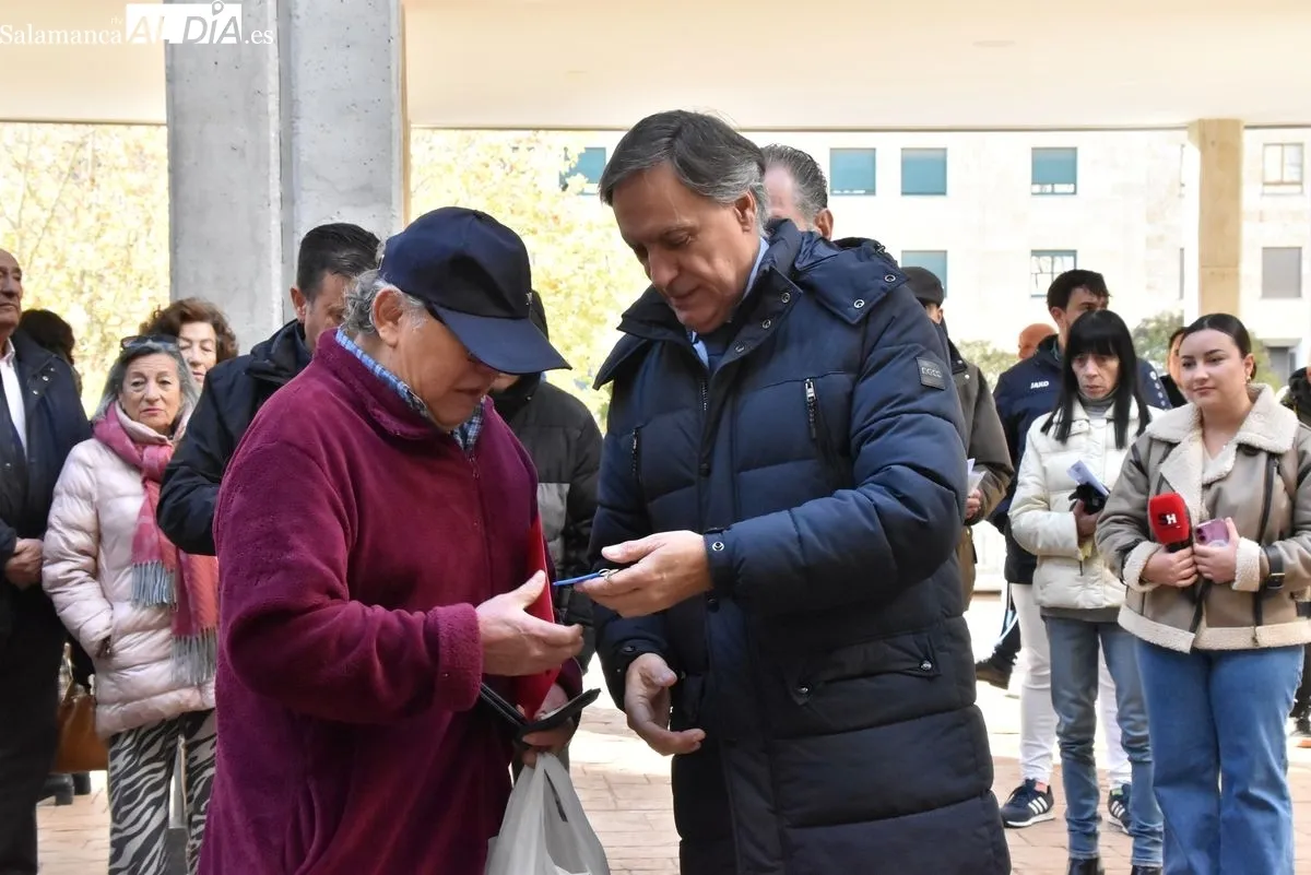 Emocionante entrega de las llaves de 48 viviendas para mayores y personas con movilidad reducida en Capuchinos. Foto de Vanesa Martins