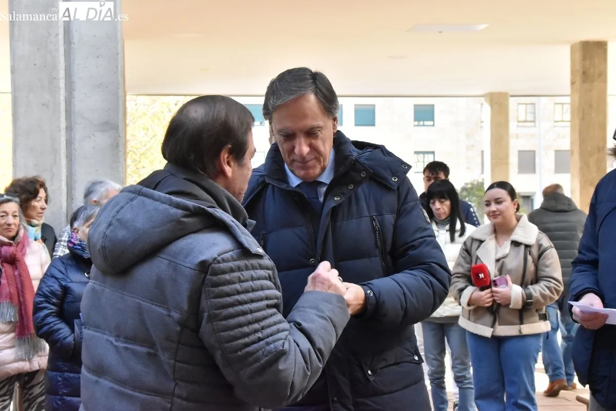 Emocionante entrega de las llaves de 48 viviendas para mayores y personas con movilidad reducida en Capuchinos. Foto de Vanesa Martins