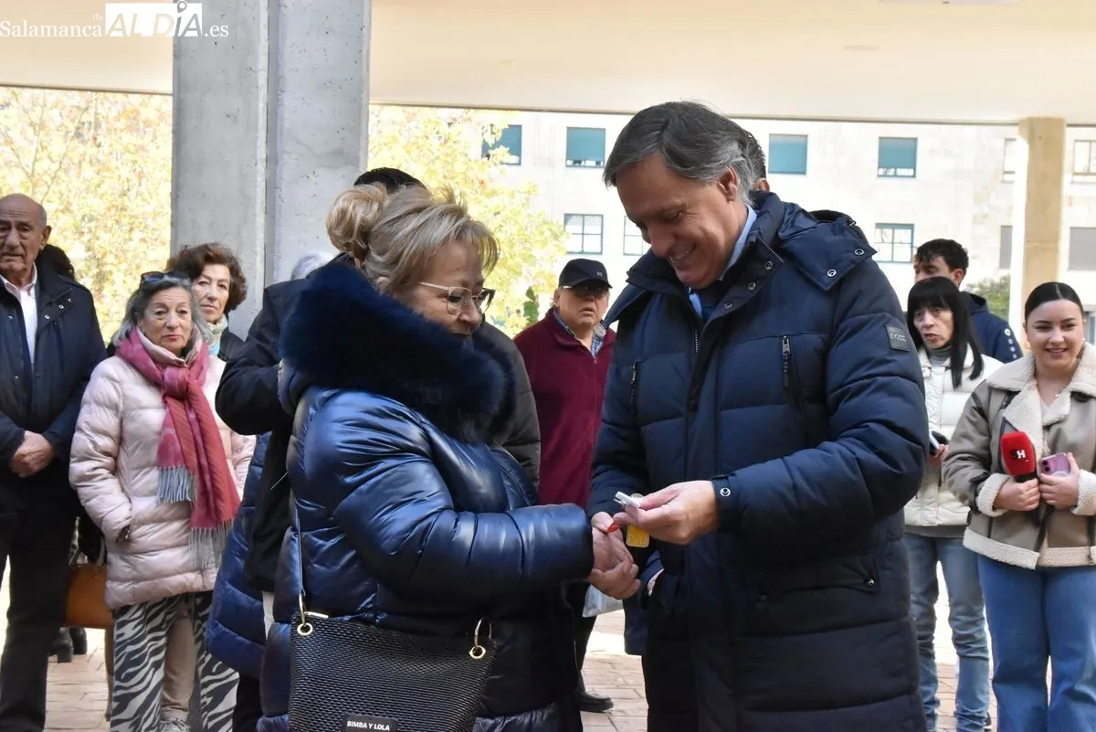 Emocionante entrega de las llaves de 48 viviendas para mayores y personas con movilidad reducida en Capuchinos. Foto de Vanesa Martins