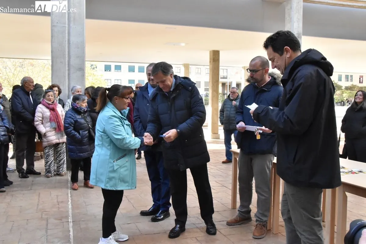 Emocionante entrega de las llaves de 48 viviendas para mayores y personas con movilidad reducida en Capuchinos. Foto de Vanesa Martins