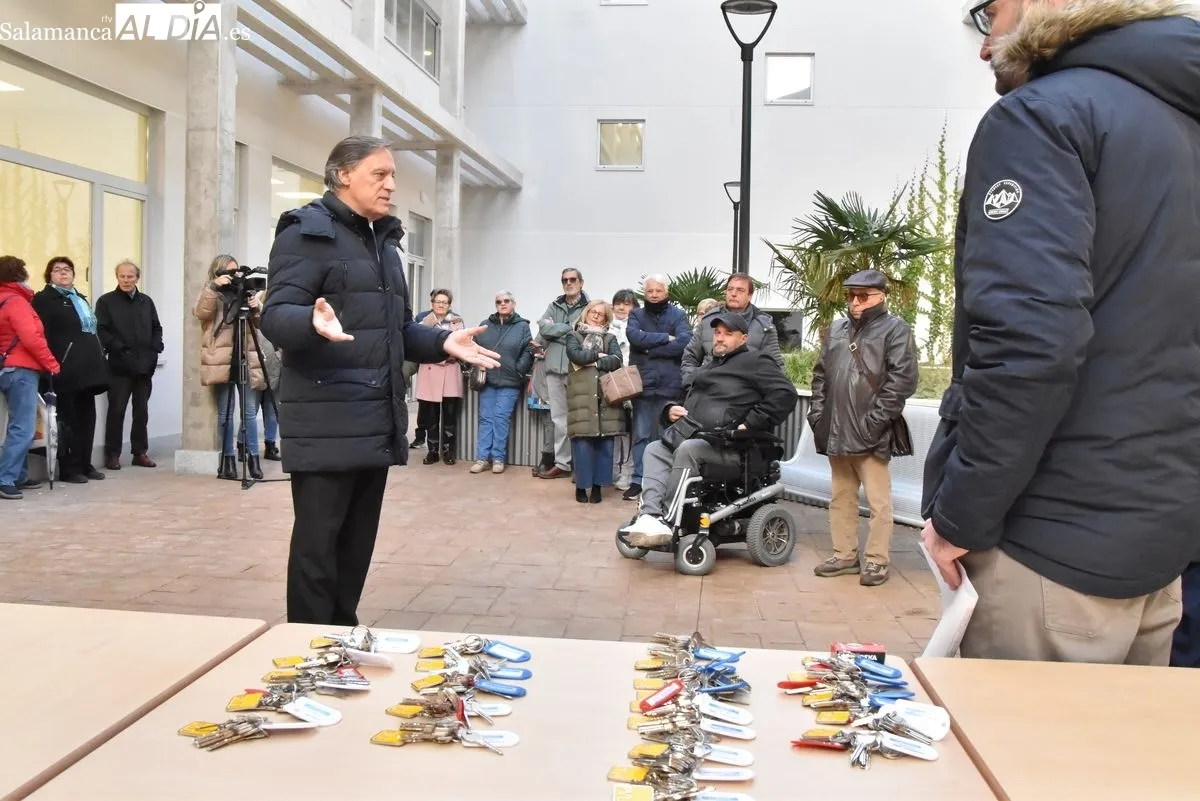 Emocionante entrega de las llaves de 48 viviendas para mayores y personas con movilidad reducida en Capuchinos. Foto de Vanesa Martins