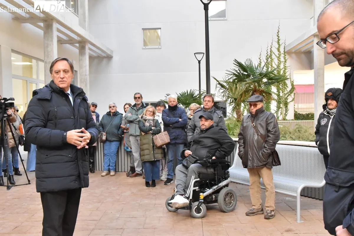 Emocionante entrega de las llaves de 48 viviendas para mayores y personas con movilidad reducida en Capuchinos. Foto de Vanesa Martins