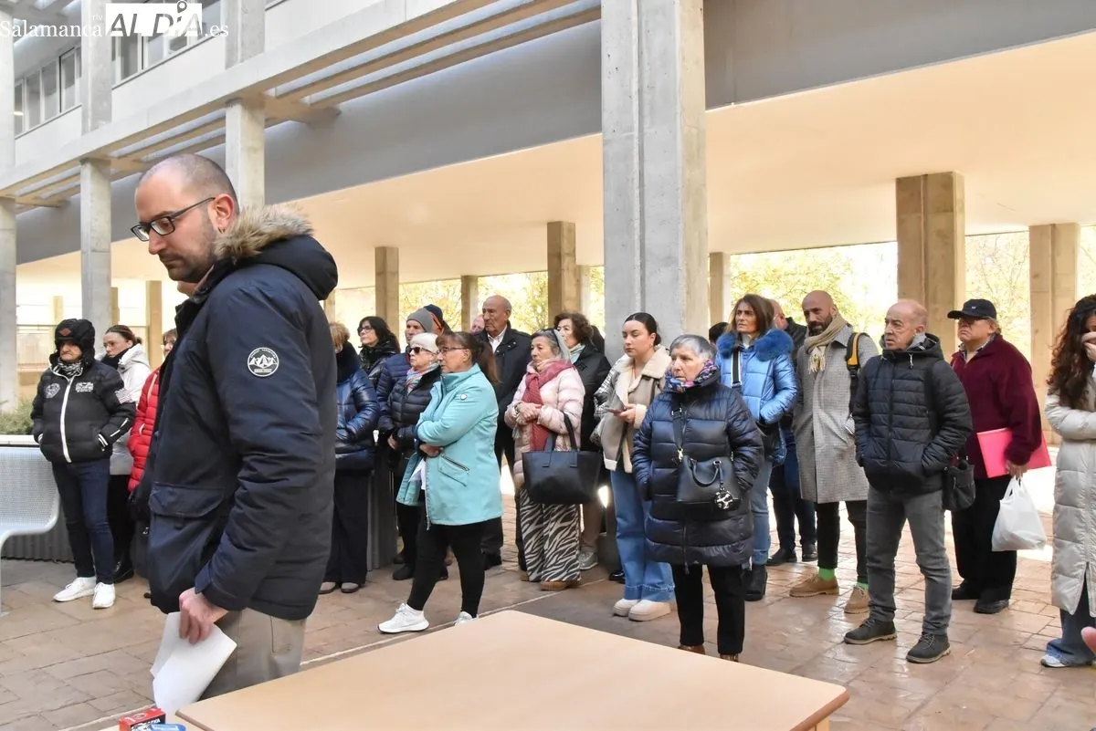Emocionante entrega de las llaves de 48 viviendas para mayores y personas con movilidad reducida en Capuchinos. Foto de Vanesa Martins
