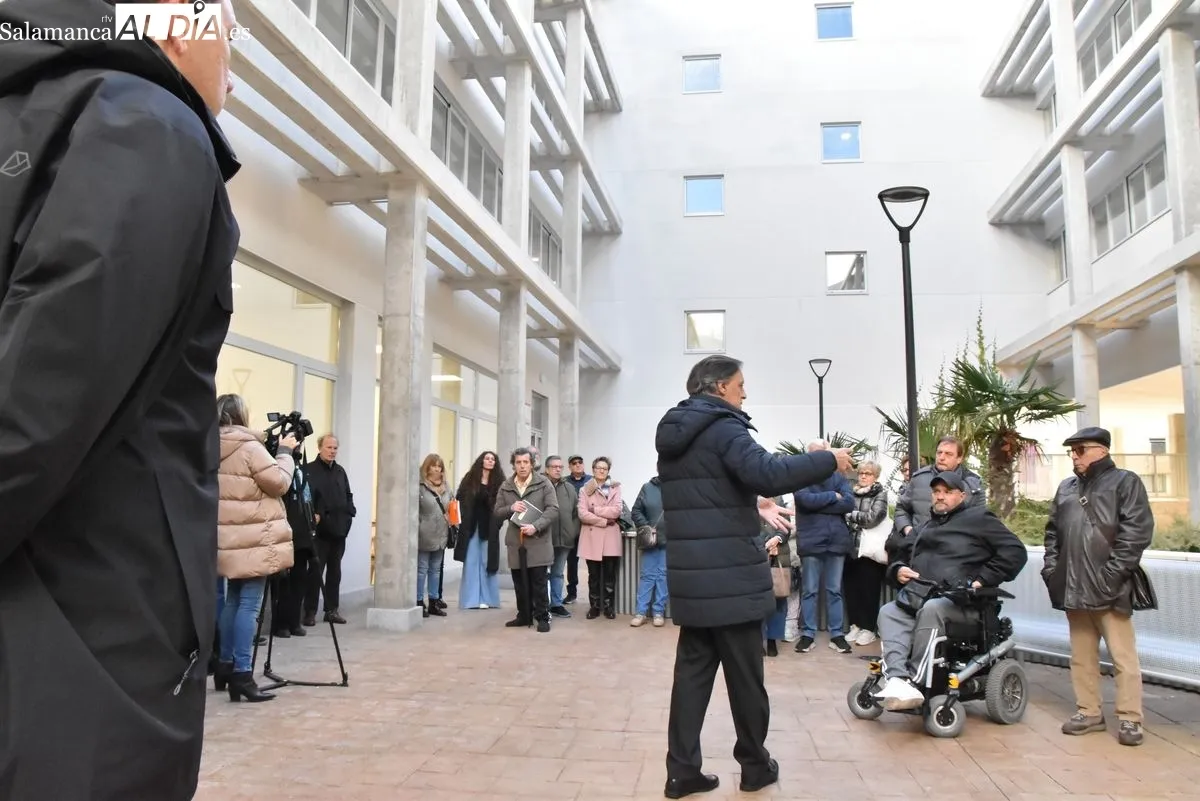 Emocionante entrega de las llaves de 48 viviendas para mayores y personas con movilidad reducida en Capuchinos. Foto de Vanesa Martins