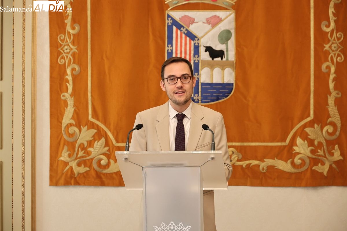  El concejal de Cultura, Ángel Fernández, el gerente de la Joven Orquesta Sinfónica Ciudad de Salamanca, Víctor Moro, y el solista Olaf Jiménez presentan el primer concierto de temporada de la orquesta | FOTOS: David Sañudo 
