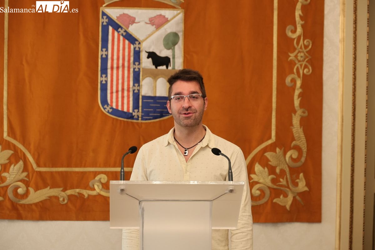  El concejal de Cultura, Ángel Fernández, el gerente de la Joven Orquesta Sinfónica Ciudad de Salamanca, Víctor Moro, y el solista Olaf Jiménez presentan el primer concierto de temporada de la orquesta | FOTOS: David Sañudo 