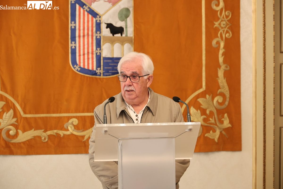  El concejal de Cultura, Ángel Fernández, el gerente de la Joven Orquesta Sinfónica Ciudad de Salamanca, Víctor Moro, y el solista Olaf Jiménez presentan el primer concierto de temporada de la orquesta | FOTOS: David Sañudo 