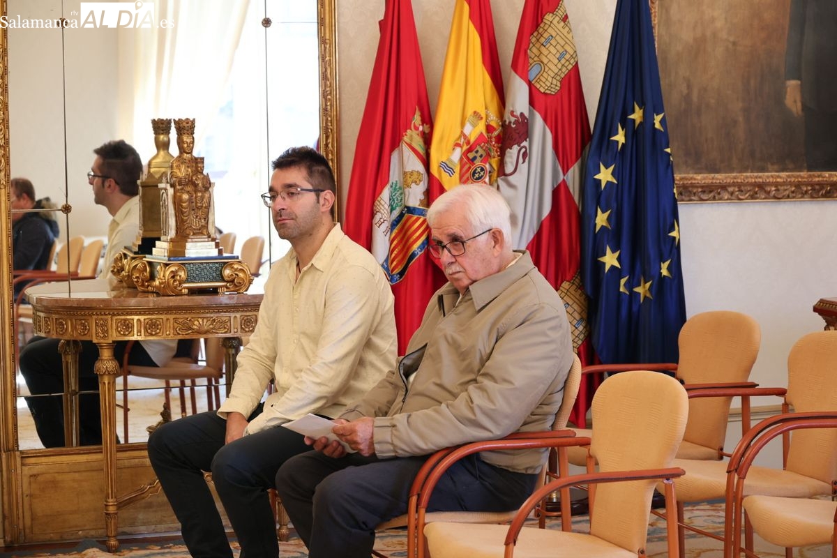  El concejal de Cultura, Ángel Fernández, el gerente de la Joven Orquesta Sinfónica Ciudad de Salamanca, Víctor Moro, y el solista Olaf Jiménez presentan el primer concierto de temporada de la orquesta | FOTOS: David Sañudo 