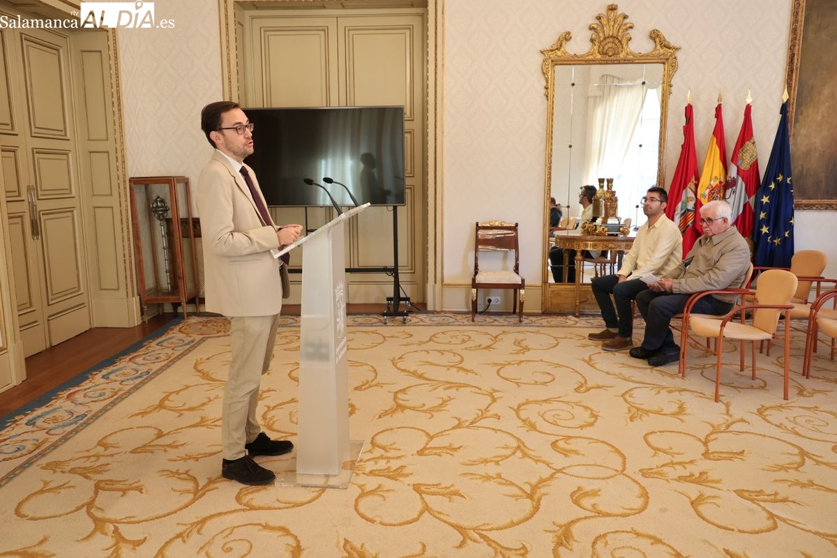  El concejal de Cultura, Ángel Fernández, el gerente de la Joven Orquesta Sinfónica Ciudad de Salamanca, Víctor Moro, y el solista Olaf Jiménez presentan el primer concierto de temporada de la orquesta | FOTOS: David Sañudo 