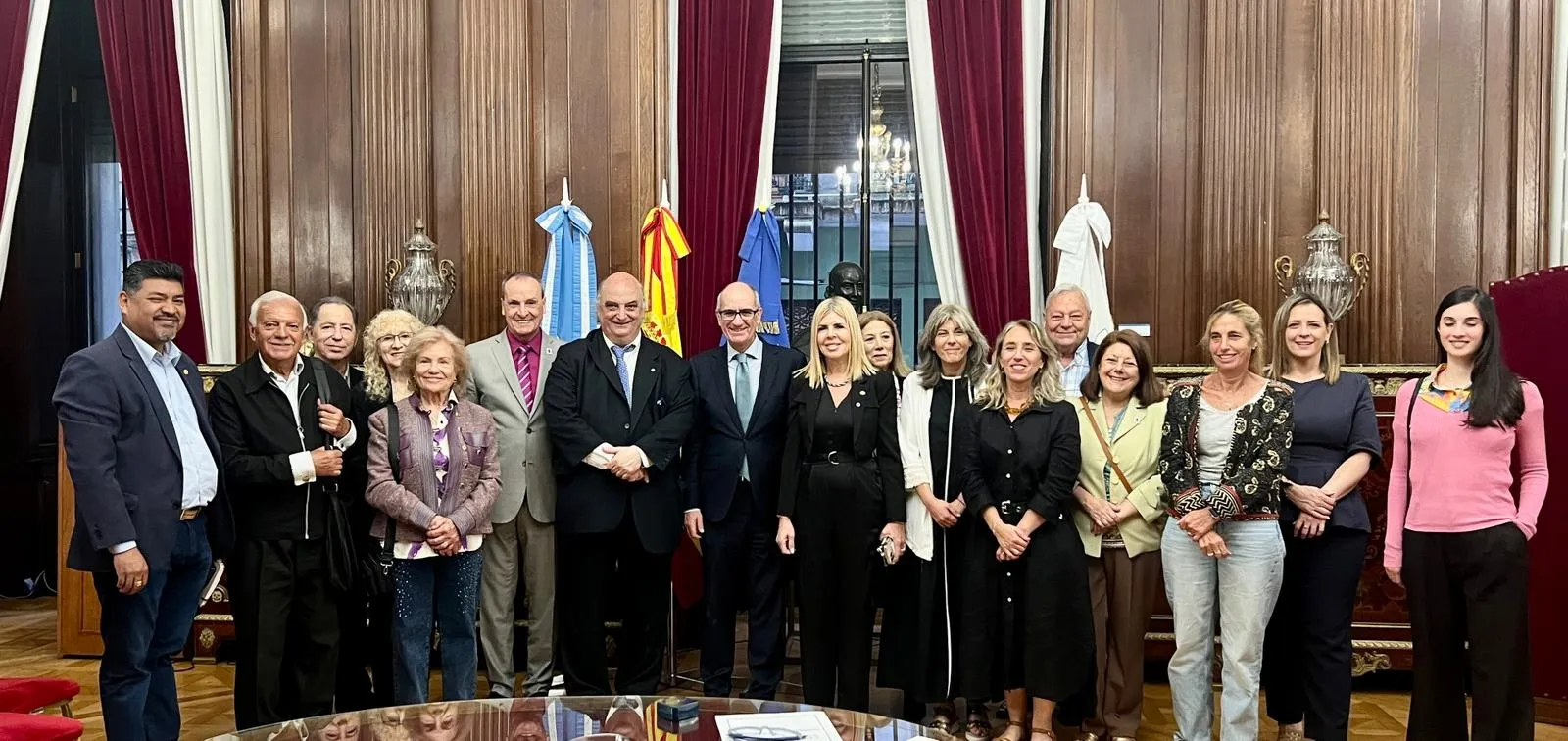 Foto de familia de delegación de Salamanca, Legislatura de Buenos Aires y Junta Directiva Casa de Salamanca