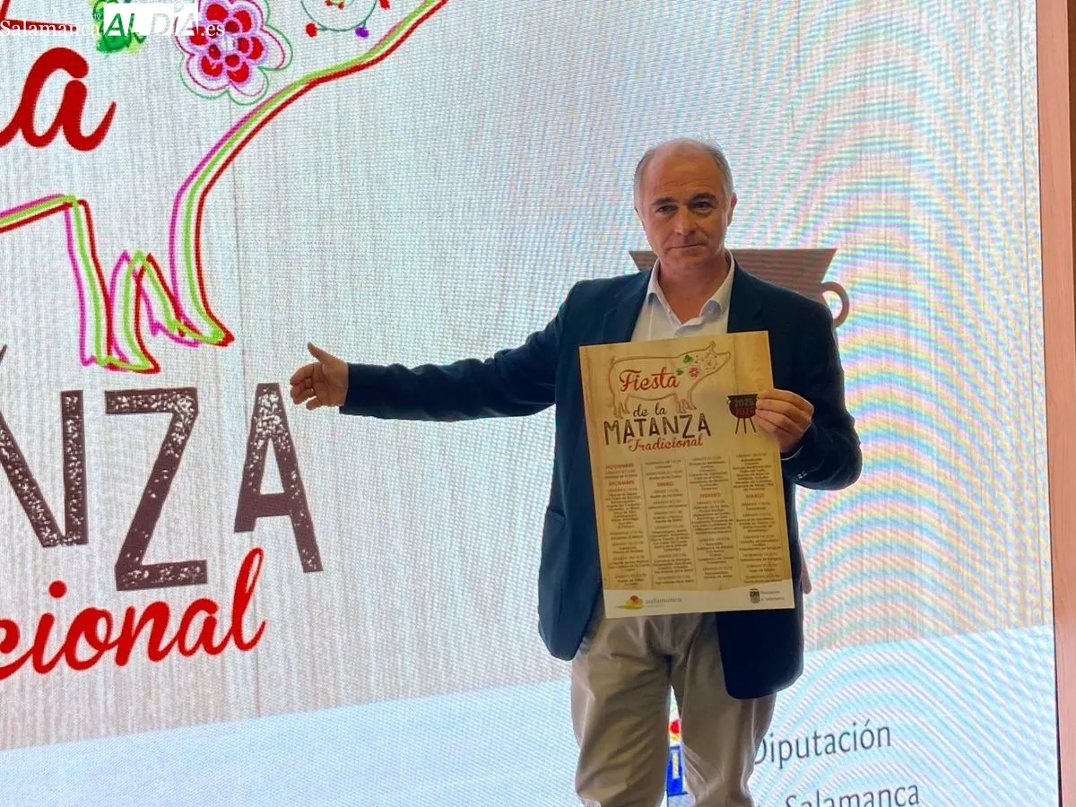 El diputado de turismo, Juan Carlos Zaballos, presentaba el Circuito de las Fiestas de la Matanza Tradicional de la provincia de Salamanca. Foto de Vanesa Martins