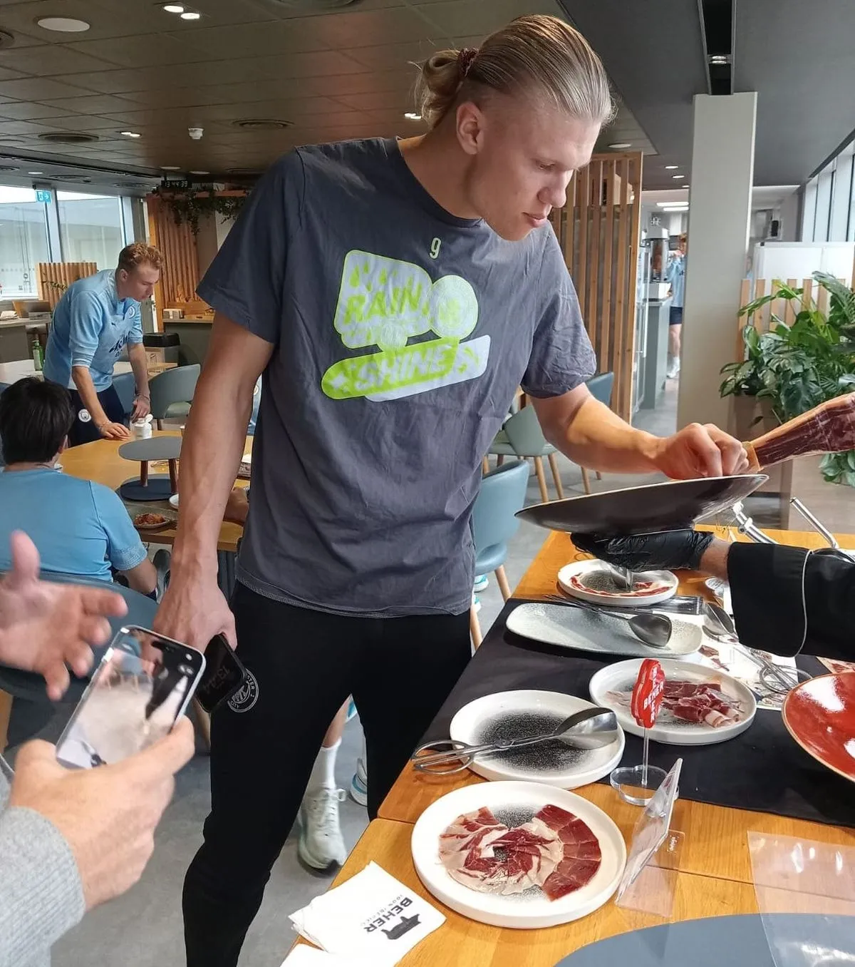 El jamón ibérico de Salamanca conquista a Haaland y al resto de estrellas del Manchester City. Fotos Beher