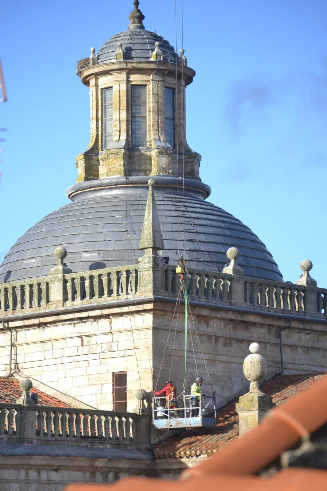 Foto 3 - La cubierta de la Iglesia de Cerralbo se somete a una actuaci&oacute;n de reparaci&oacute;n y limpieza