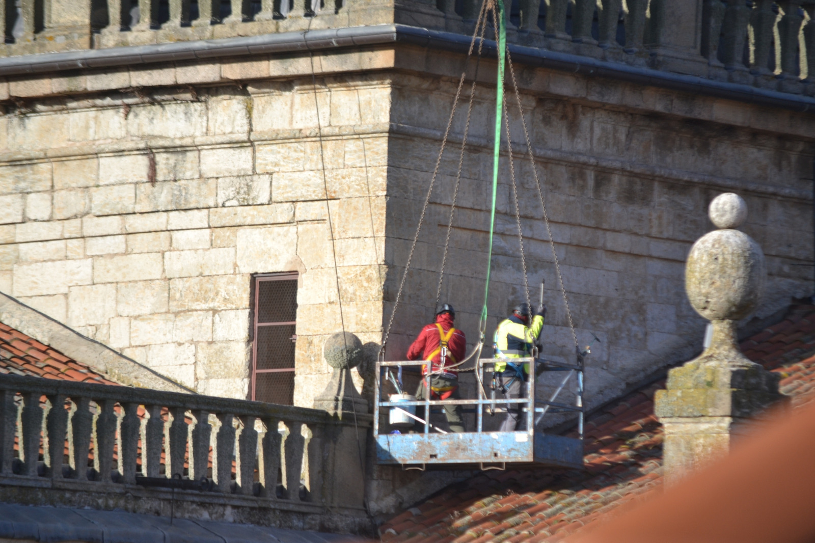 La cubierta de la Iglesia de Cerralbo se somete a una actuación de reparación y limpieza