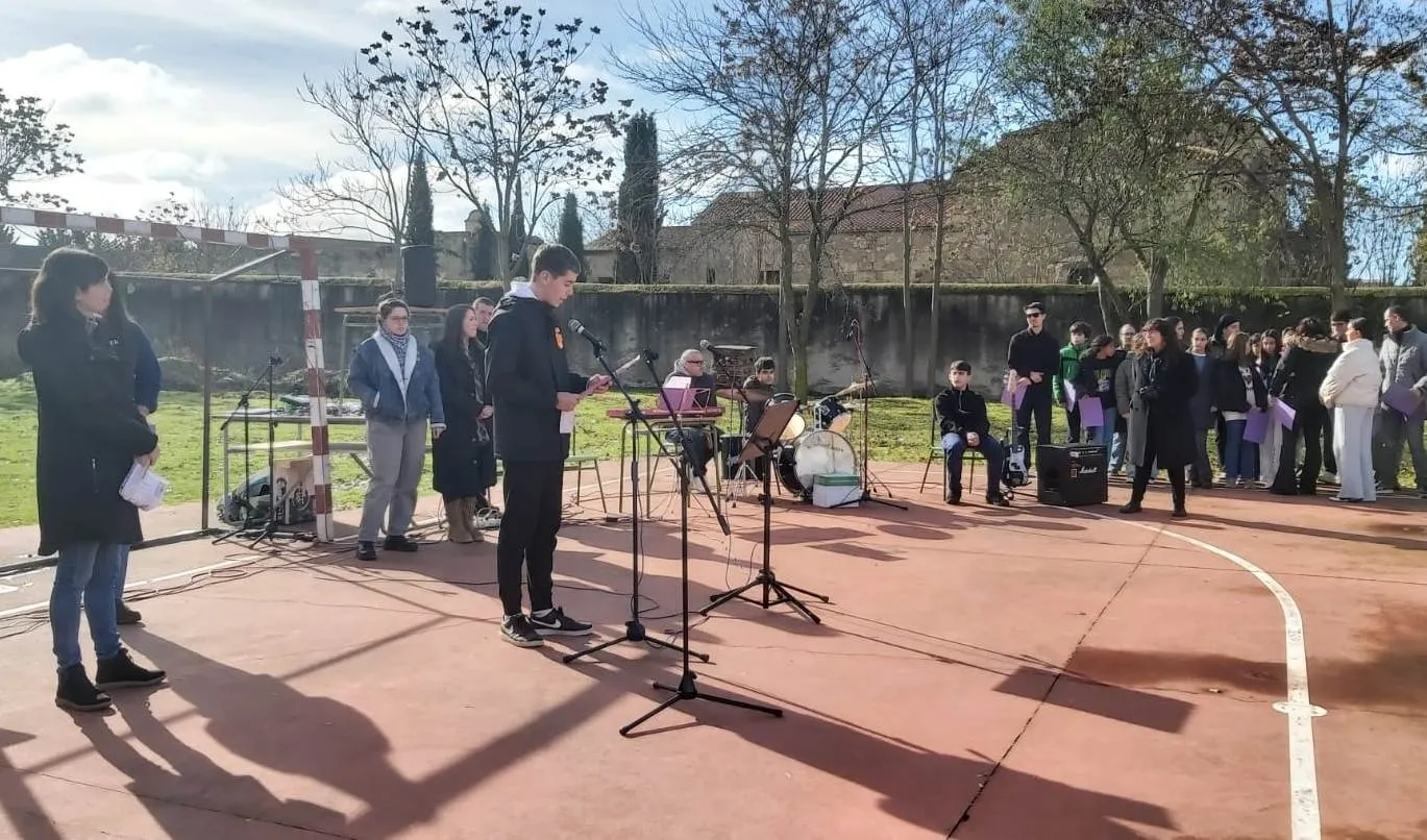 Foto 4 - El IES Fray Diego Tadeo conmemora el 25N planteando que &lsquo;Otro final es posible&rsquo;
