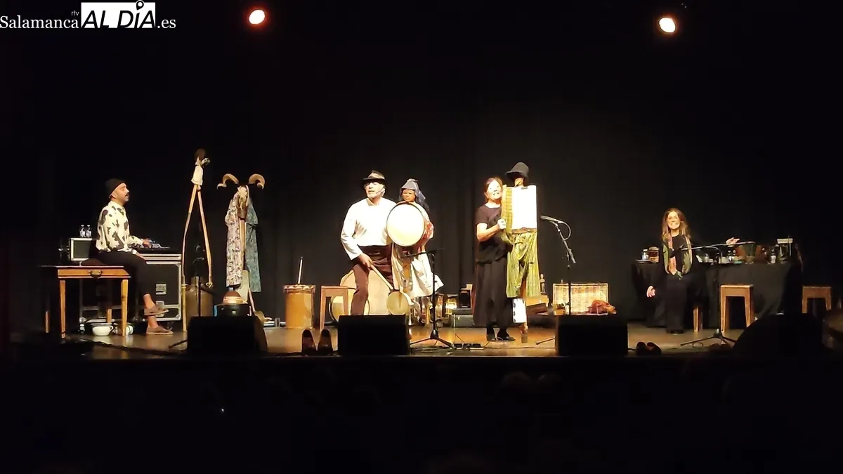 Mayalde hizo vibrar y bailar a Vitigudino con 'Los sonidos de la democracia' / CORRAL