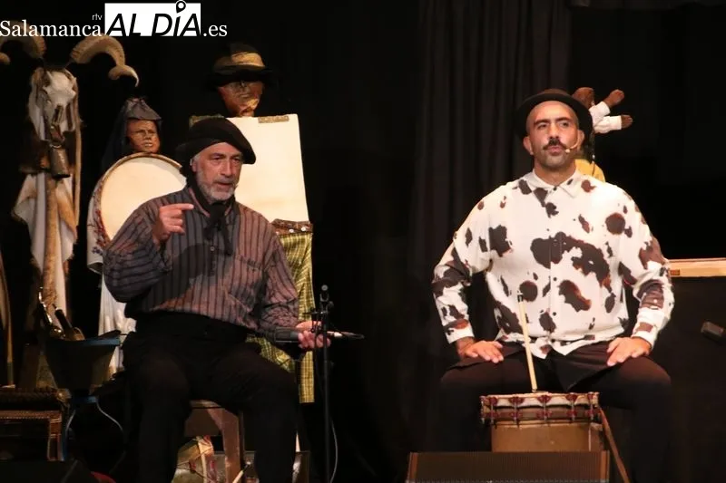 Foto 10 - Mayalde y Sergio Olvidado llenan el teatro de Alba con su homenaje a la tradici&oacute;n