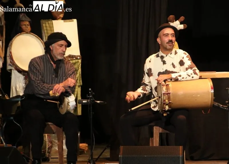 Foto 9 - Mayalde y Sergio Olvidado llenan el teatro de Alba con su homenaje a la tradici&oacute;n