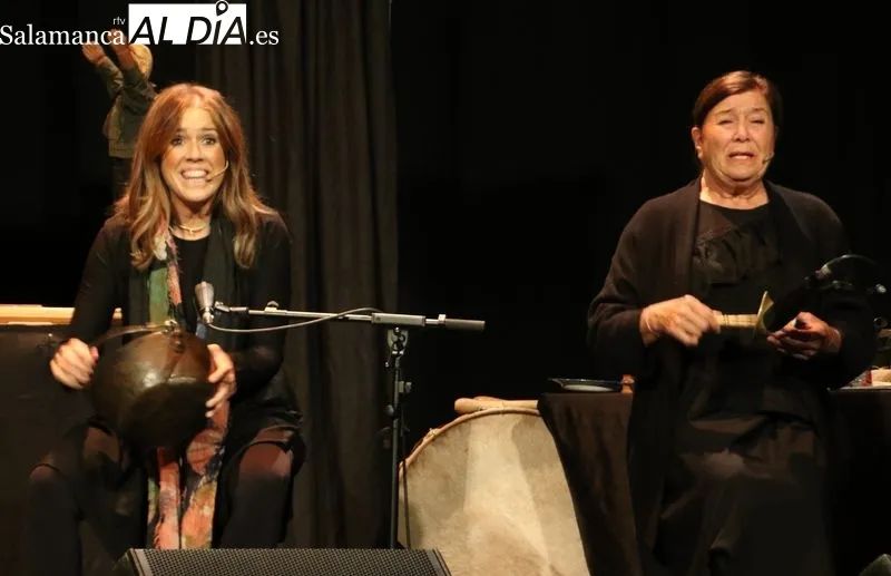 Foto 8 - Mayalde y Sergio Olvidado llenan el teatro de Alba con su homenaje a la tradici&oacute;n