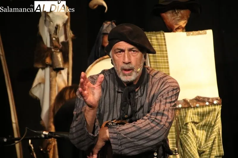 Foto 7 - Mayalde y Sergio Olvidado llenan el teatro de Alba con su homenaje a la tradici&oacute;n