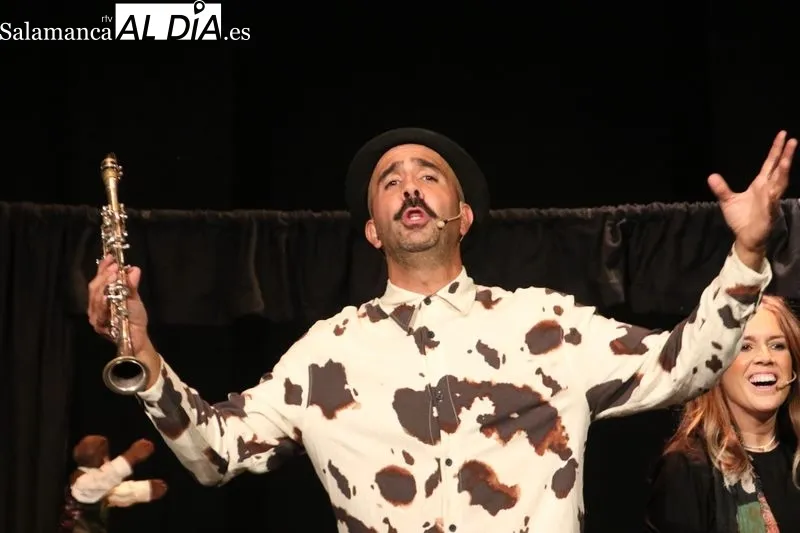 Foto 6 - Mayalde y Sergio Olvidado llenan el teatro de Alba con su homenaje a la tradici&oacute;n