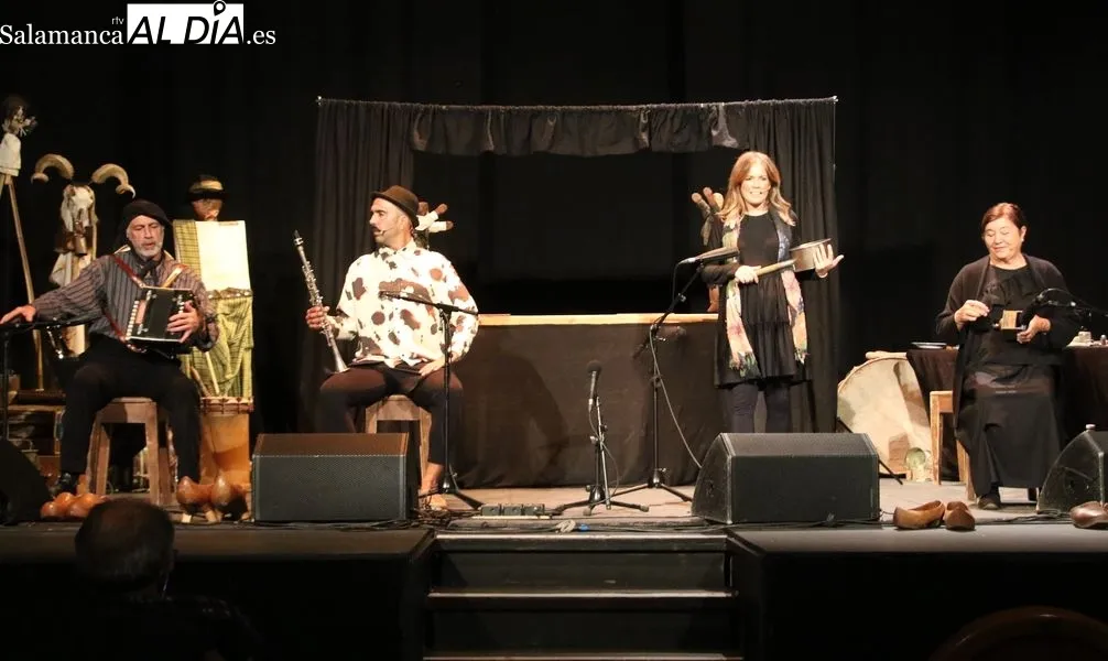 Foto 5 - Mayalde y Sergio Olvidado llenan el teatro de Alba con su homenaje a la tradici&oacute;n