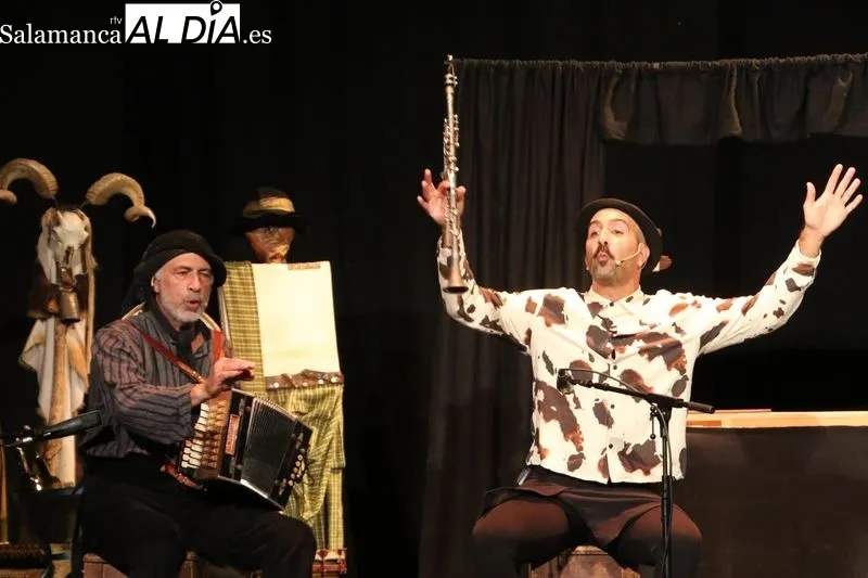 Foto 3 - Mayalde y Sergio Olvidado llenan el teatro de Alba con su homenaje a la tradici&oacute;n