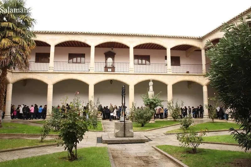 Foto 2 - Ni la lluvia frena la fiesta patronal del Colegio Santa Isabel