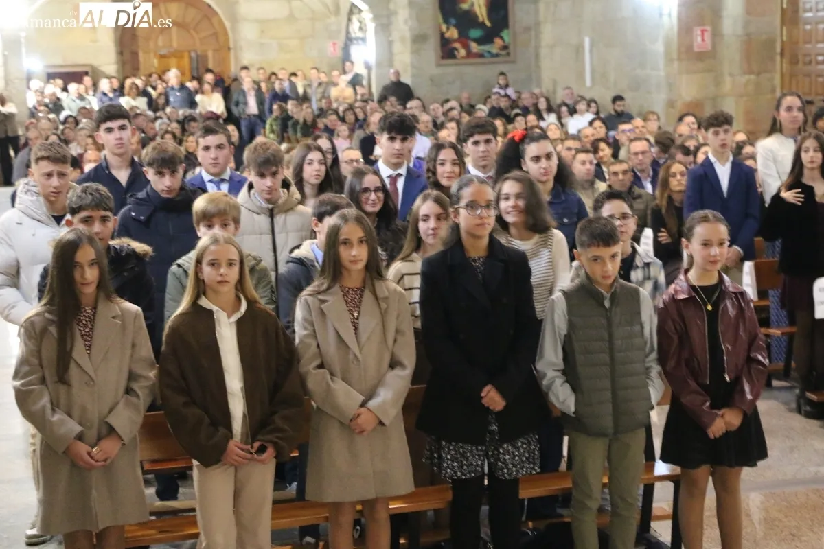 El obispo José Luis Retana confirma en Vitigudino a 53 jóvenes de Ledesma y Vitigudino / CORRAL 