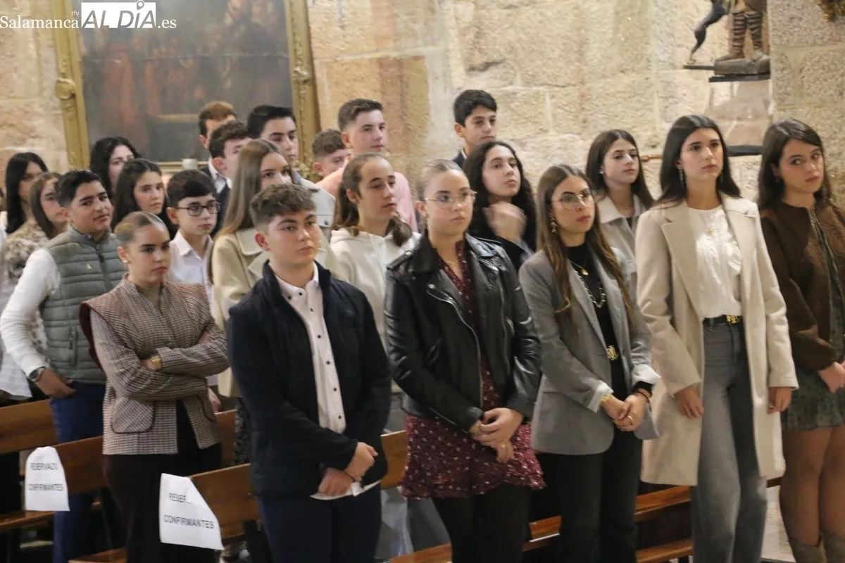 El obispo José Luis Retana confirma en Vitigudino a 53 jóvenes de Ledesma y Vitigudino / CORRAL 