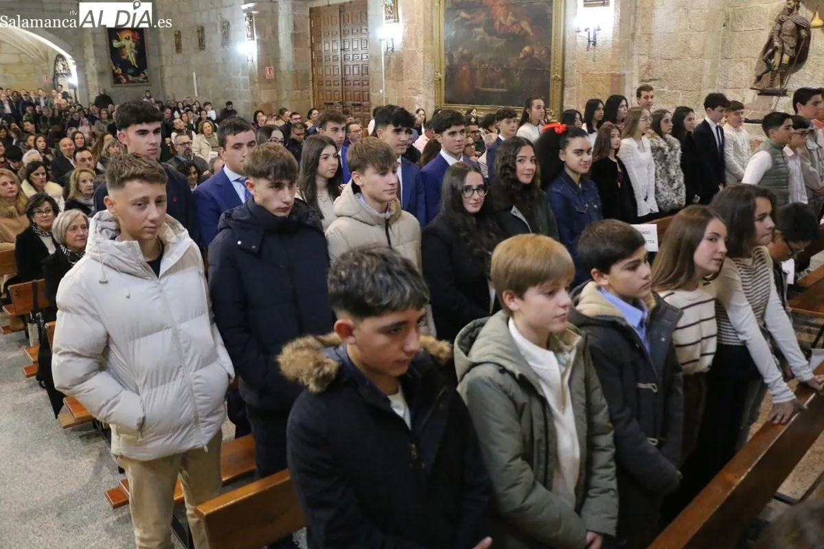 El obispo José Luis Retana confirma en Vitigudino a 53 jóvenes de Ledesma y Vitigudino / CORRAL 