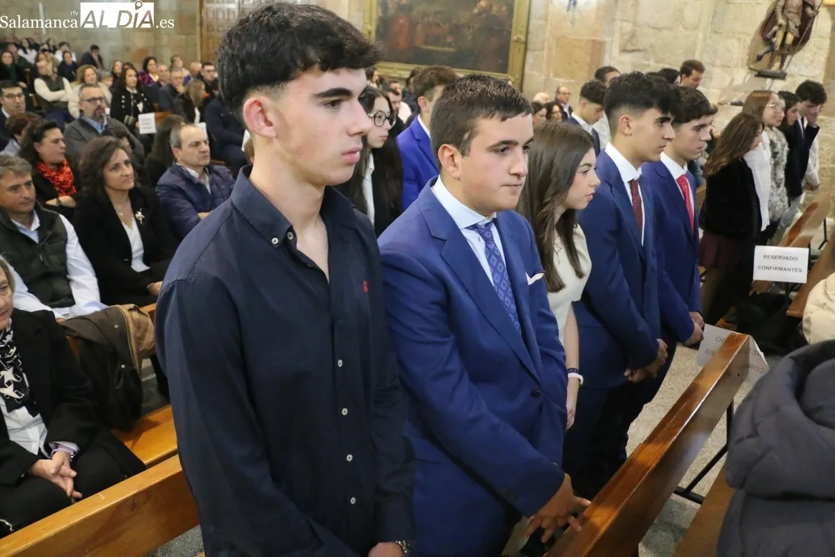El obispo José Luis Retana confirma en Vitigudino a 53 jóvenes de Ledesma y Vitigudino / CORRAL 