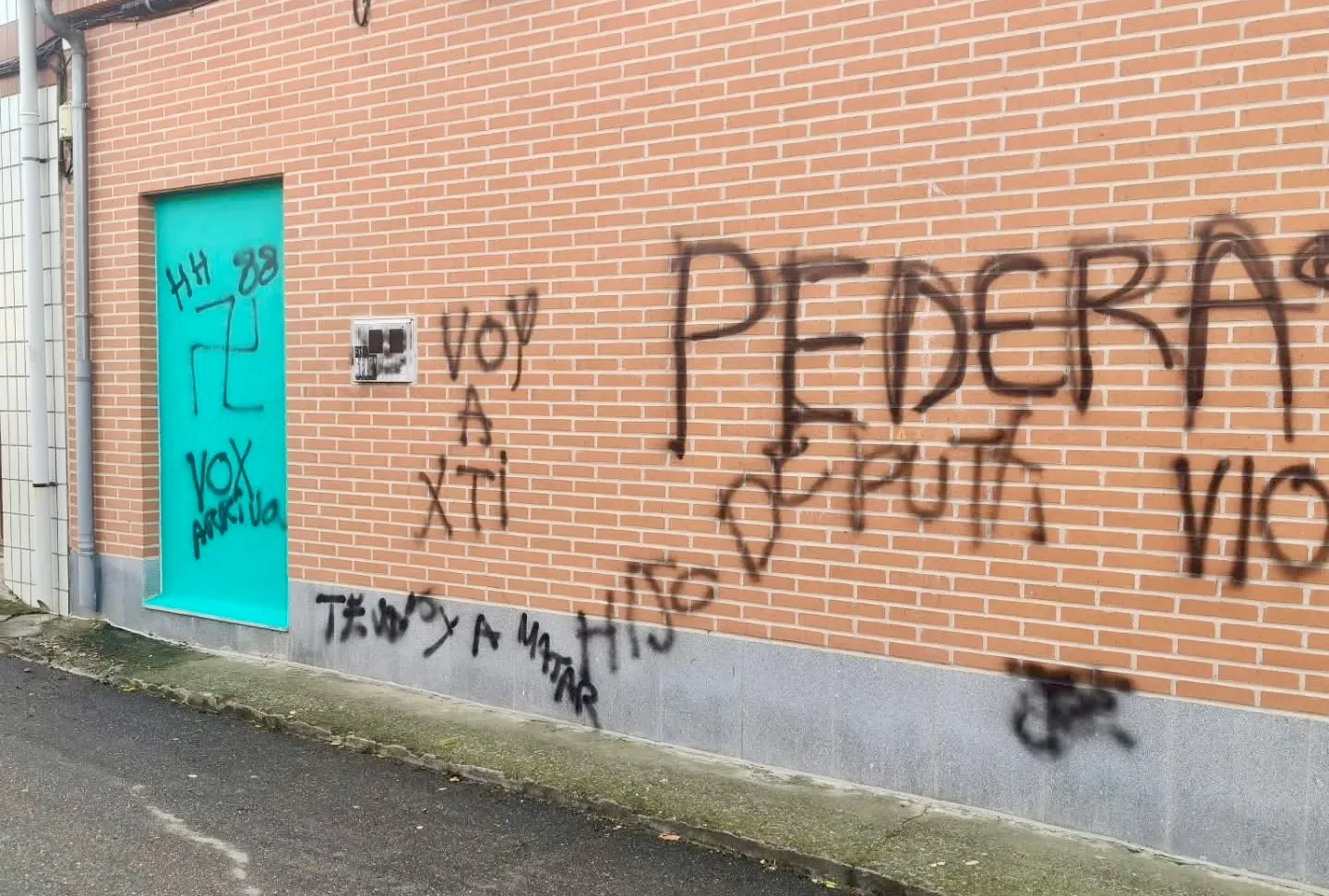 Foto 4 - Villoria condena el ataque contra un vecino con pintadas de odio en la fachada de su negocio