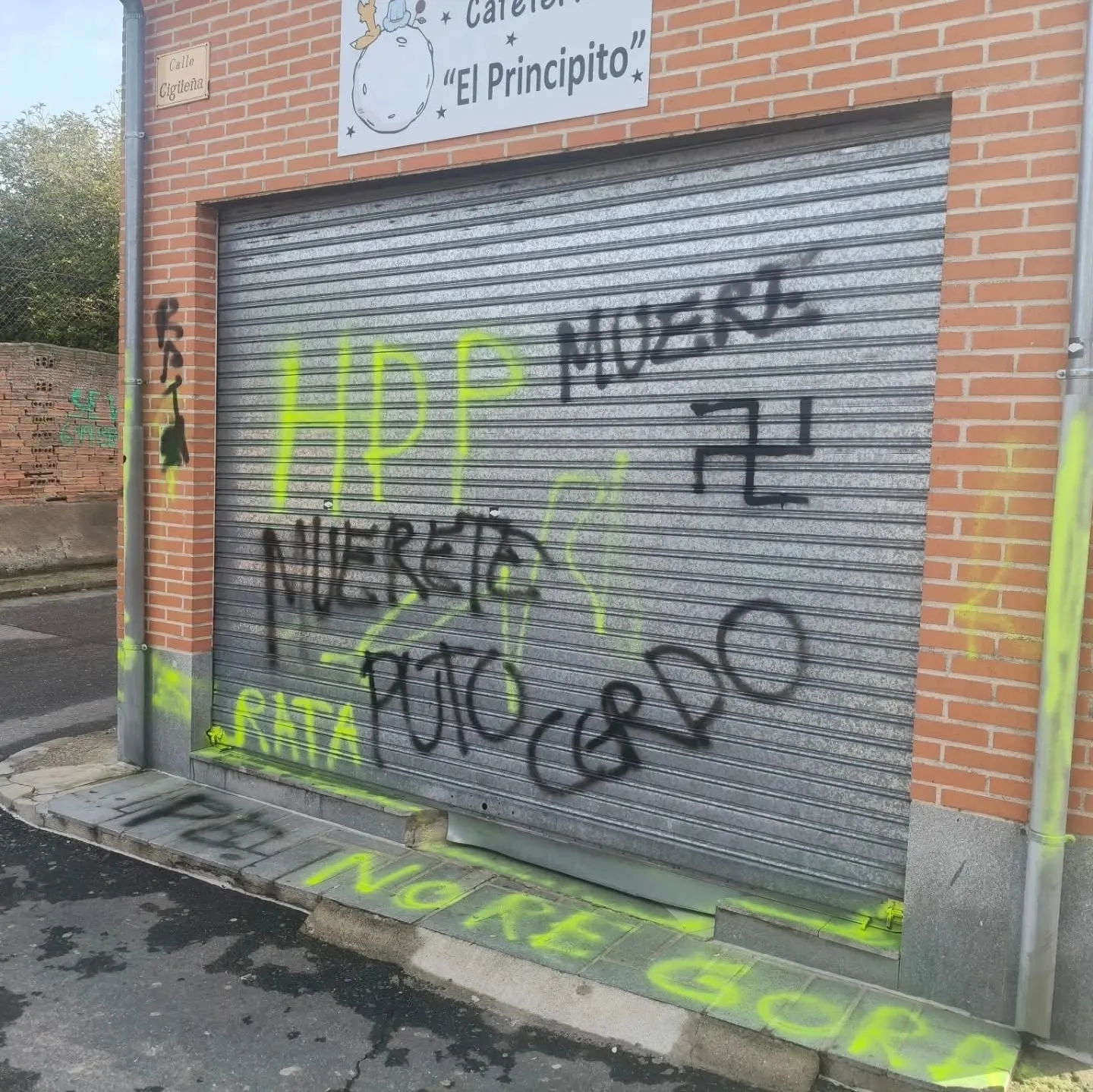 Foto 2 - Villoria condena el ataque contra un vecino con pintadas de odio en la fachada de su negocio