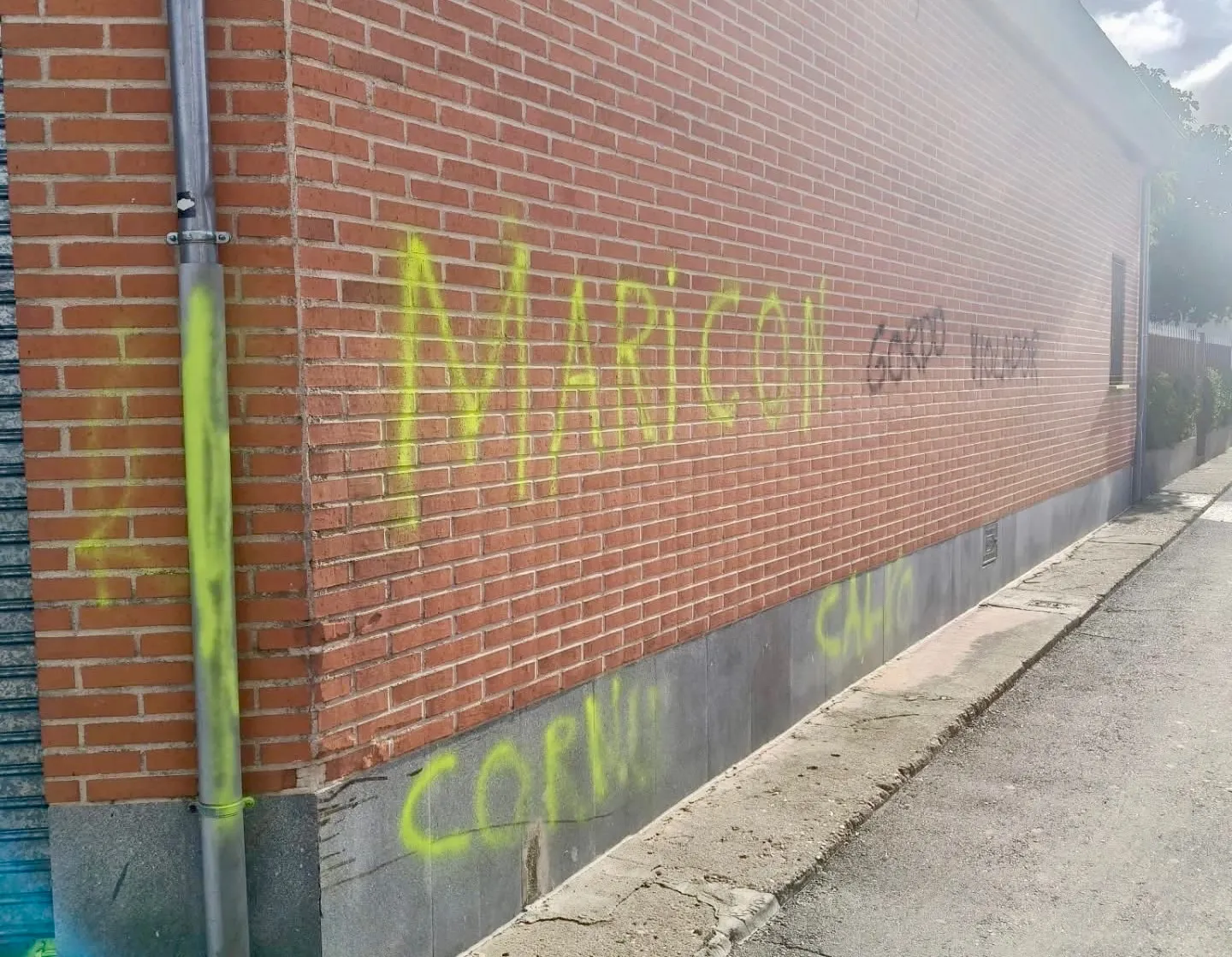 Foto 3 - Villoria condena el ataque contra un vecino con pintadas de odio en la fachada de su negocio