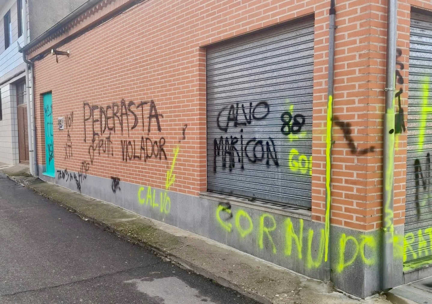 Villoria condena el ataque contra un vecino con pintadas de odio en la fachada de su negocio