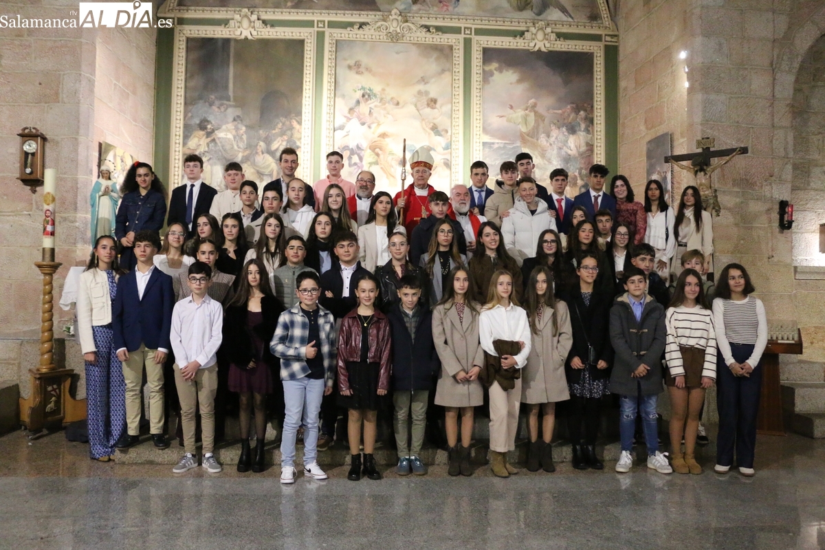 Confirmación en Vitigudino: el obispo Retana confirma a 50