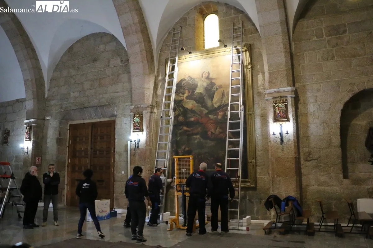 Los trabajos de descolgado y embalaje del cuadro se han llevado a cabo con un cuidado extremo para no dañar la obra / CORRAL