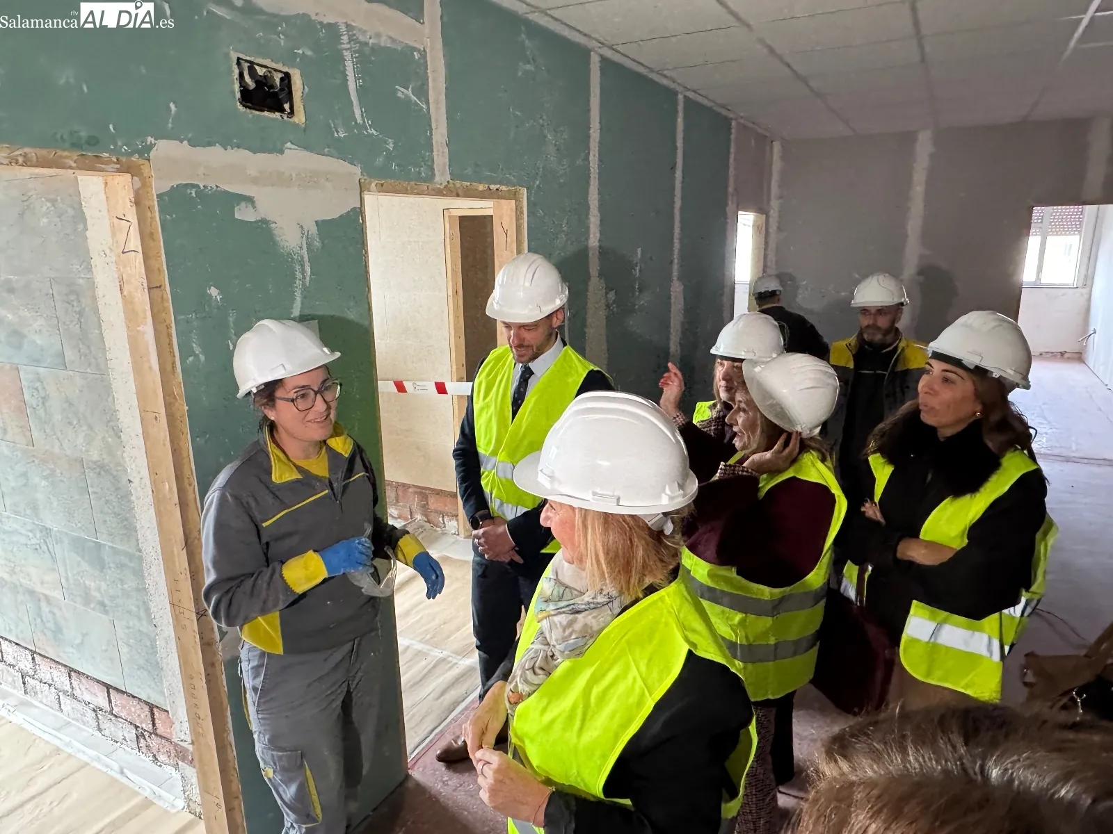 La consejera de Empleo, Leticia García, visitaba el programa mixto en Peñaranda