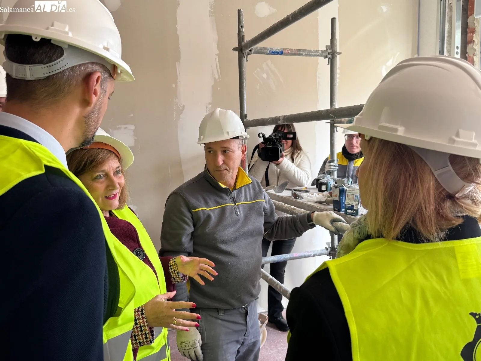 La consejera de Empleo, Leticia García, visitaba el programa mixto en Peñaranda