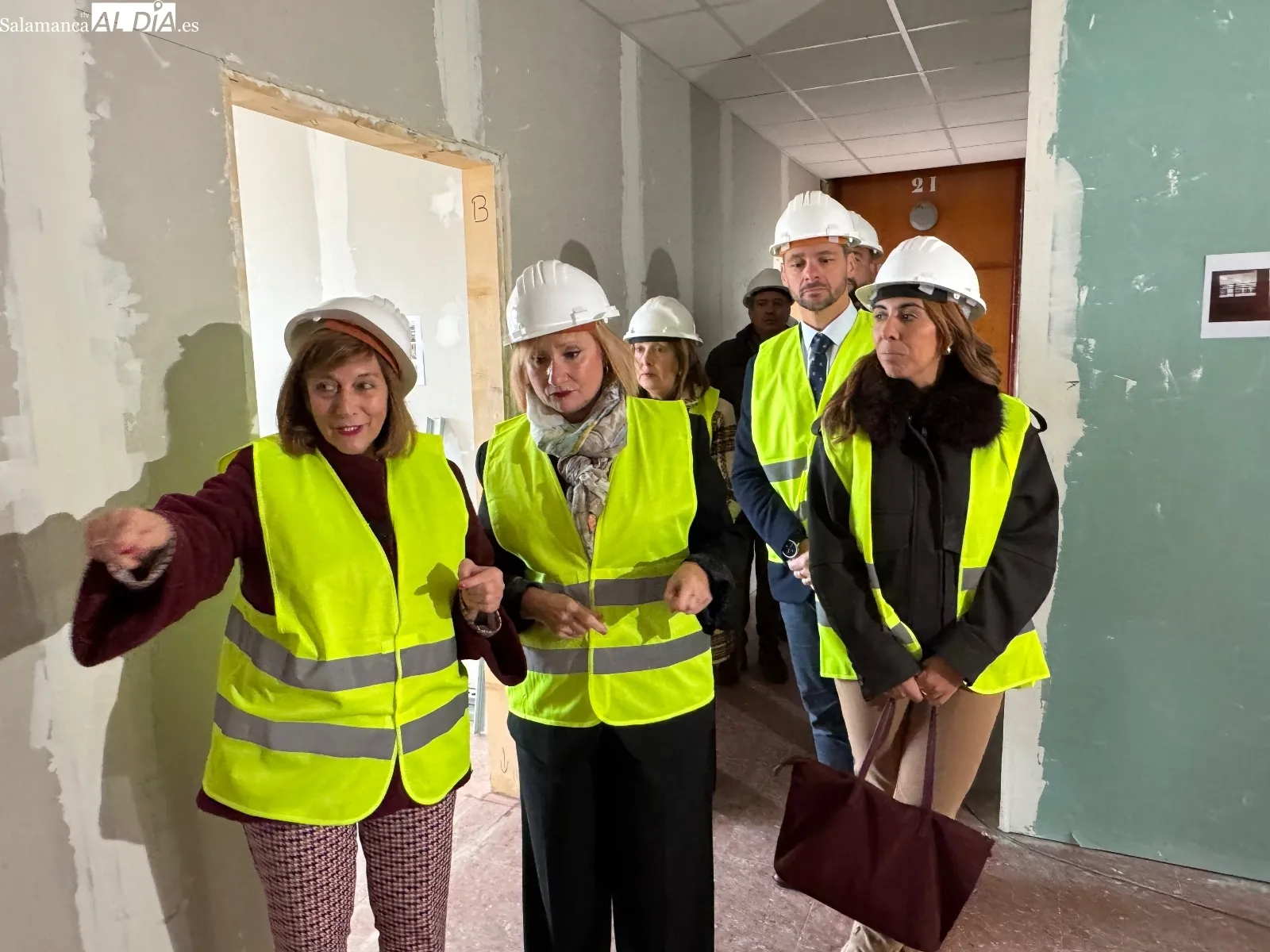 La consejera de Empleo, Leticia García, visitaba el programa mixto en Peñaranda