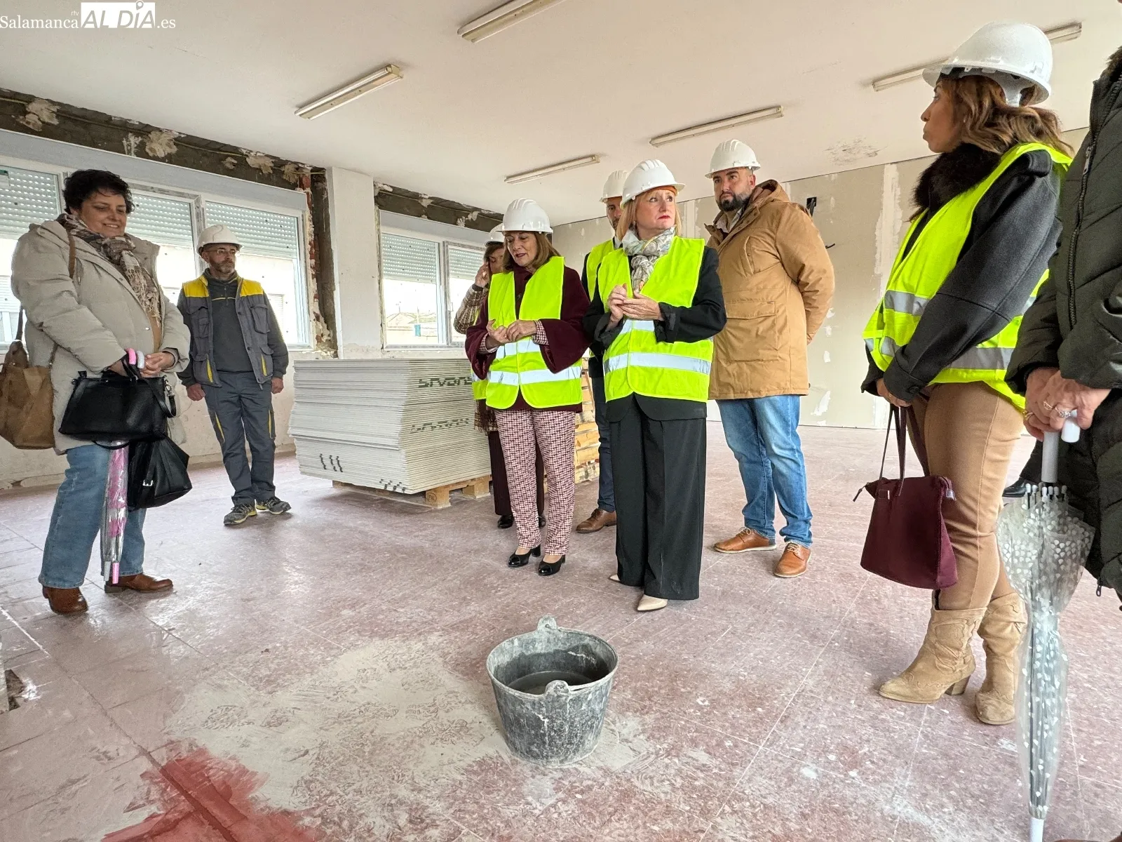 La consejera de Empleo, Leticia García, visitaba el programa mixto en Peñaranda